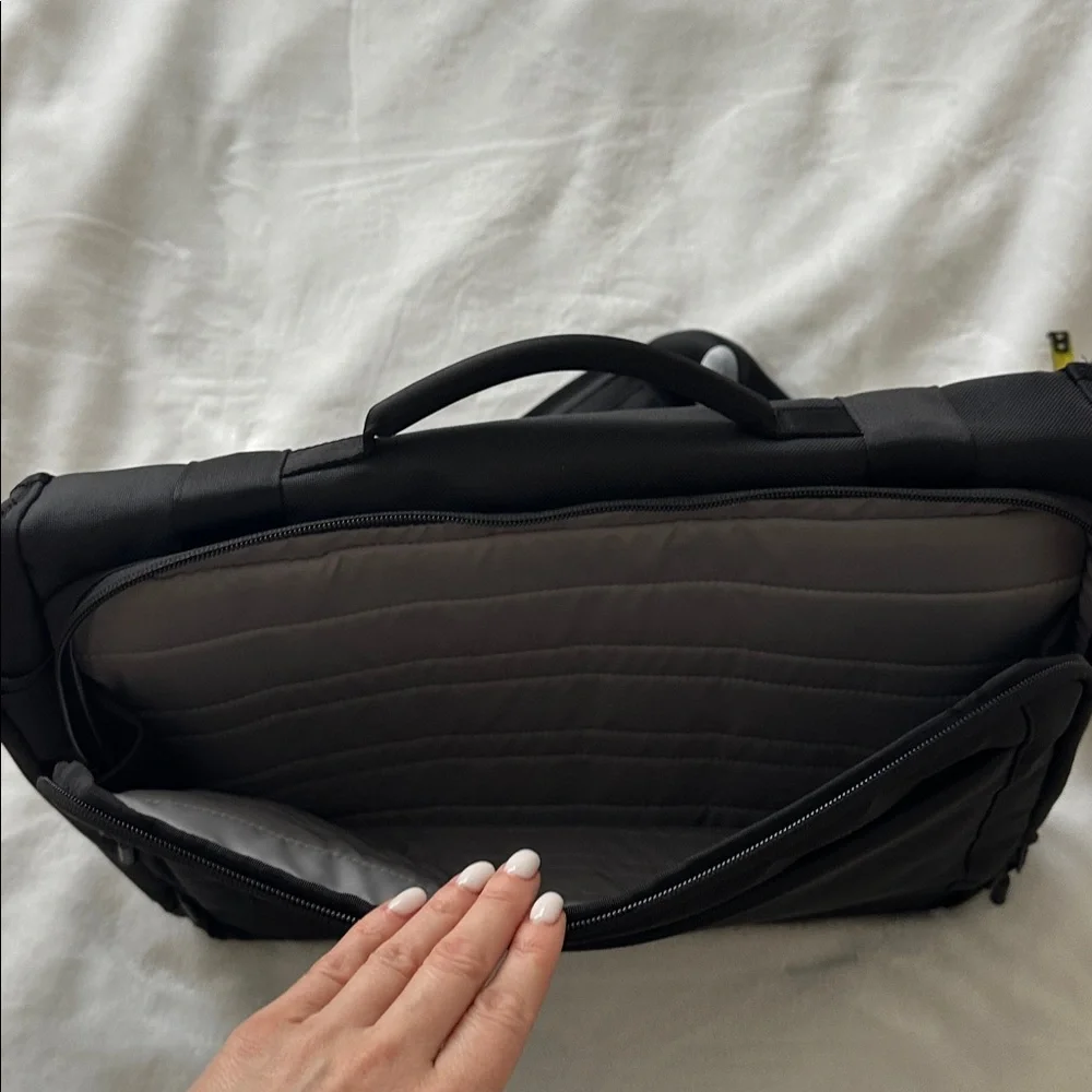 Timbuk2 Classic Black Messenger Bag - Picture 5 of 6
